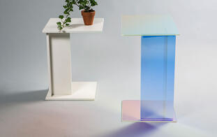 Interplay of tables: Dichroic effects and stone