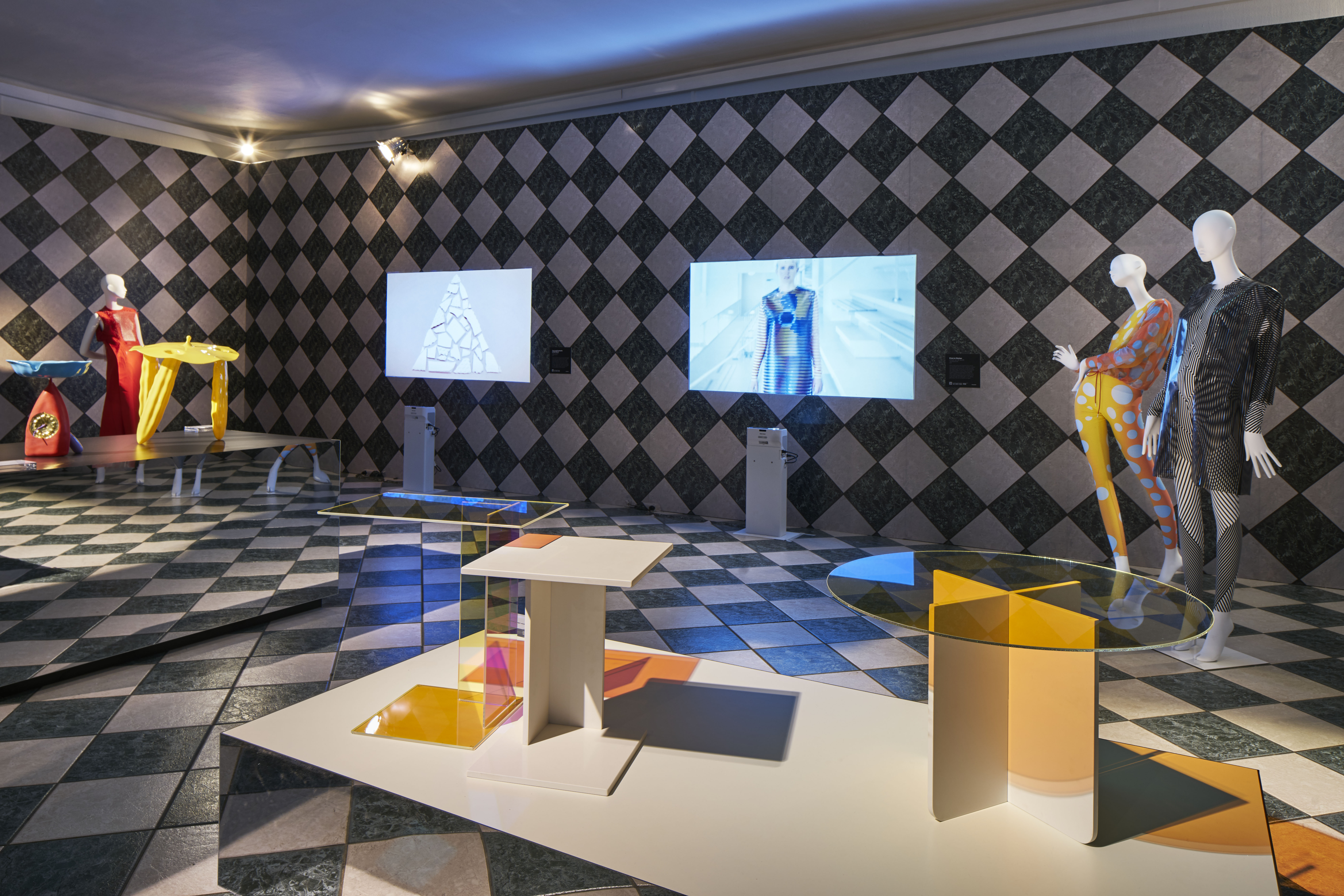 Kukka Tische in Ausstellung  "Frame" auf Möbelmesse Mailand