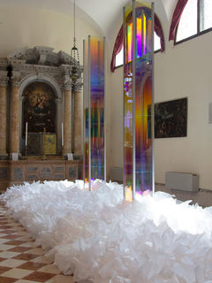 Lore Bert: Kunst aus Papier und dichroitischem Glas auf der Biennale