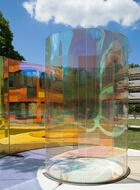 Inga Danysz: "Color Fields" - Begehbare Skulptur aus gebogenem Farbeffekt-Glas