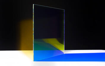 Dichroitisches Glas FS Cyan Farbeffekte bei Nacht Schrägansicht 2