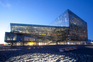 Harpa Reykjavik, Fassade mit dichroitischem Glas, gestaltet von Ólafur Elíasson