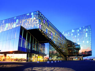 Dichroitisches Glas akzentuiert die HARPA-Fassade 