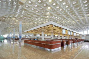 Flughafen Mumbai, Terminal 2 mit dichroitischen Glaselementen