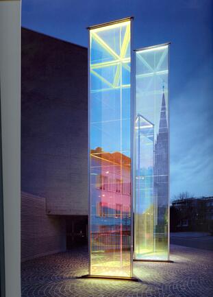  Heinz Mack: „Zwei Licht-Prismen“ with dichroic glass