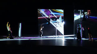 Yoko Seyama, Bühnenbild mit dichroitischen Filtern für "Moving Colours"