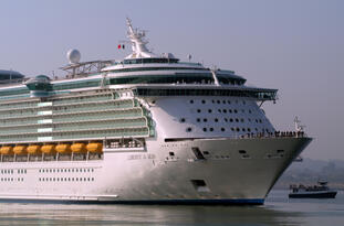 Liberty of The Seas: Balconies with iridescent colour effect cyan to Yellow