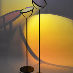 Camilla Richter: „Static Sundown“ - Leuchten mit dichroitischem Glas 