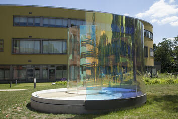 Inga Danysz: "Colour Fields" - Dichroitische Skulptur am Kinderklinikum Frankfurt a. M.