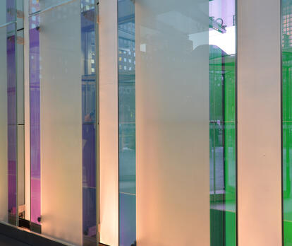 Colour effect glass FS Green in New York One Wold Trade Center - Baffle Wall
