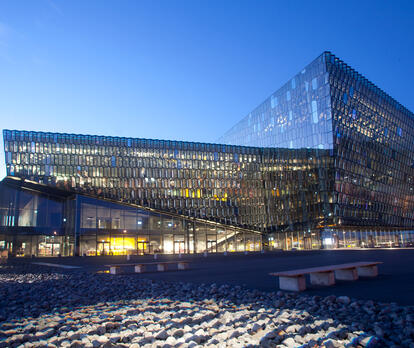 Harpa Reykjavik, Fassade mit dichroitischem Glas, gestaltet von Ólafur Elíasson