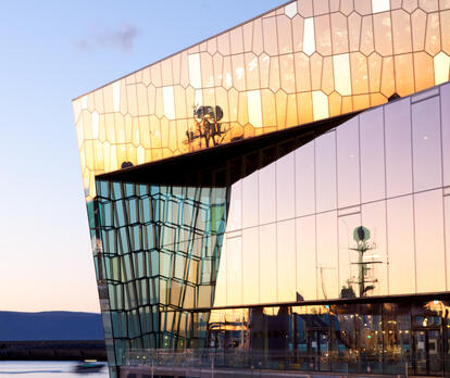 Harpa Reykjavik, Fassade mit Farbeffektglas, Abends